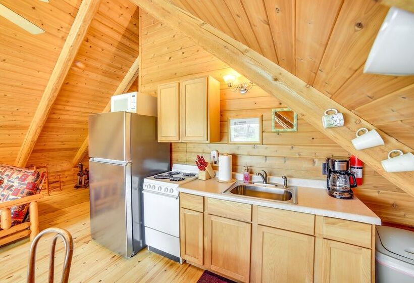 Lakefront Cabin W/ Dock & Trails, Mins To Town!