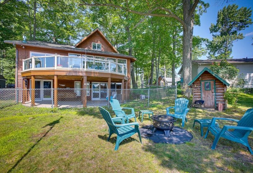 Lakefront Cadillac Retreat W/ Sauna + Boating!