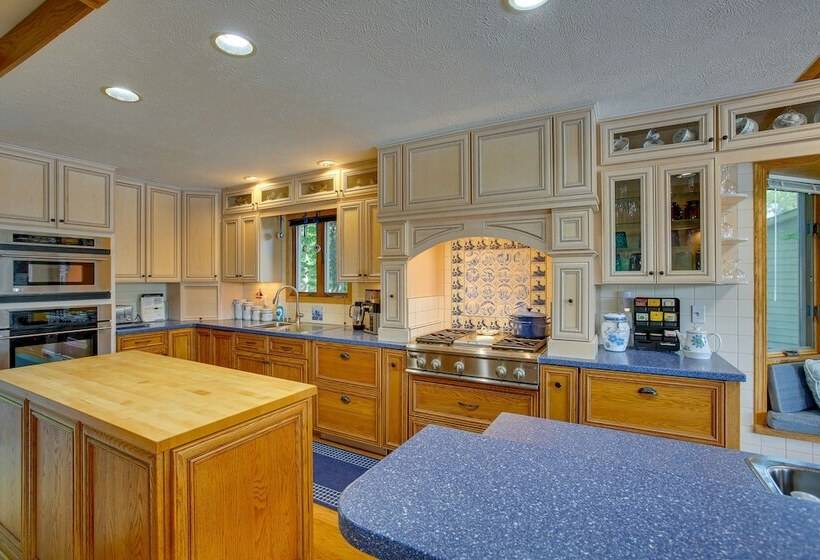 Lakefront Cadillac Retreat W/ Sauna + Boating!