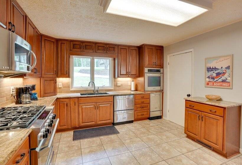 Lakefront Cadiz Home W/ Hot Tub!