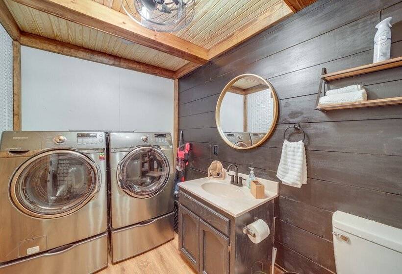 Lakefront Grove Retreat: Private Boat Slip & Dock!