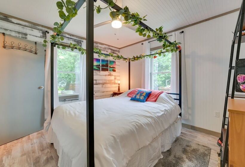 Lakefront Michigan Abode W/ Deck & Fire Pit!