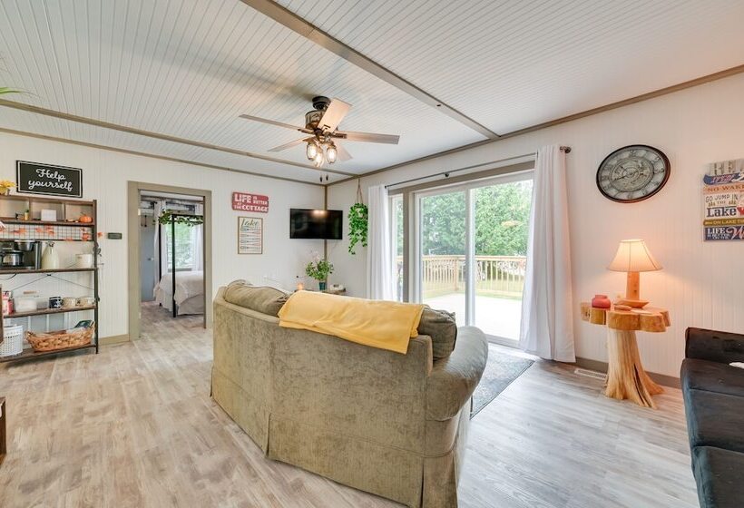 Lakefront Michigan Abode W/ Deck & Fire Pit!