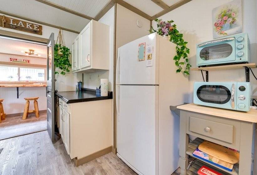 Lakefront Michigan Abode W/ Deck & Fire Pit!