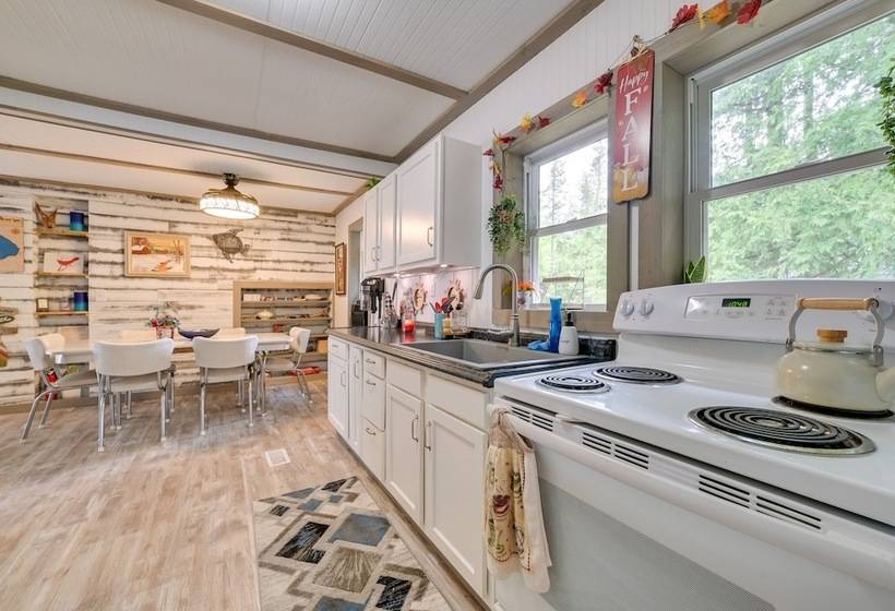 Lakefront Michigan Abode W/ Deck & Fire Pit!