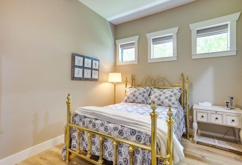 Lakefront Onalaska Home W/ Screened In Porch!