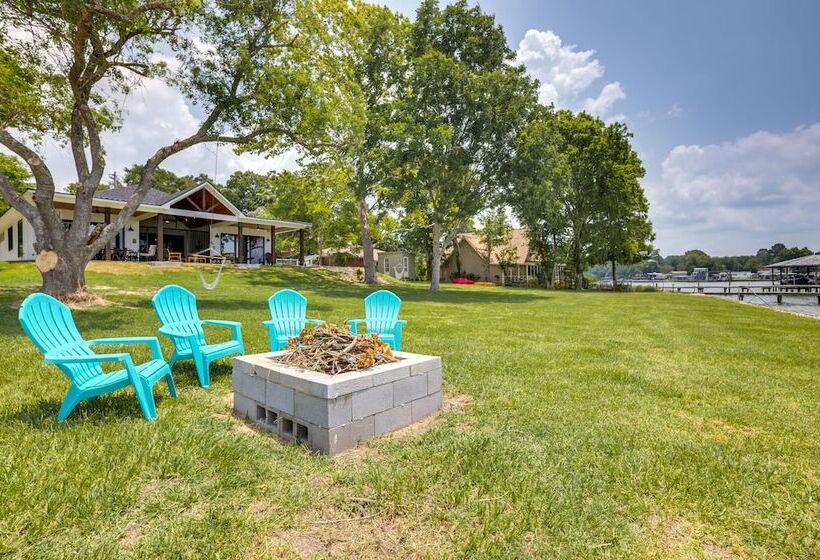 Lakefront Onalaska Home W/ Screened In Porch!