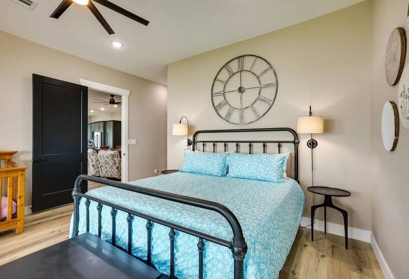 Lakefront Onalaska Home W/ Screened In Porch!