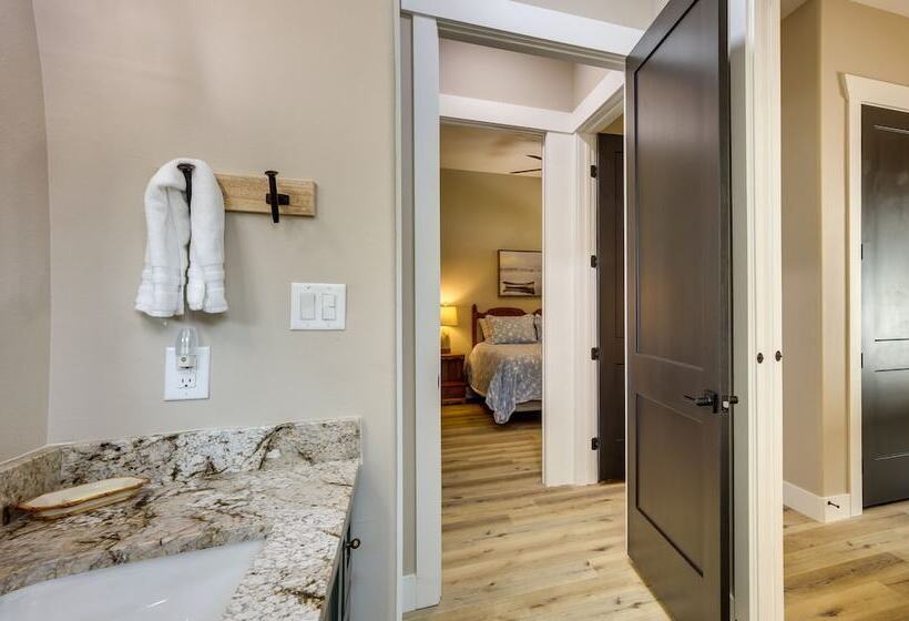 Lakefront Onalaska Home W/ Screened In Porch!