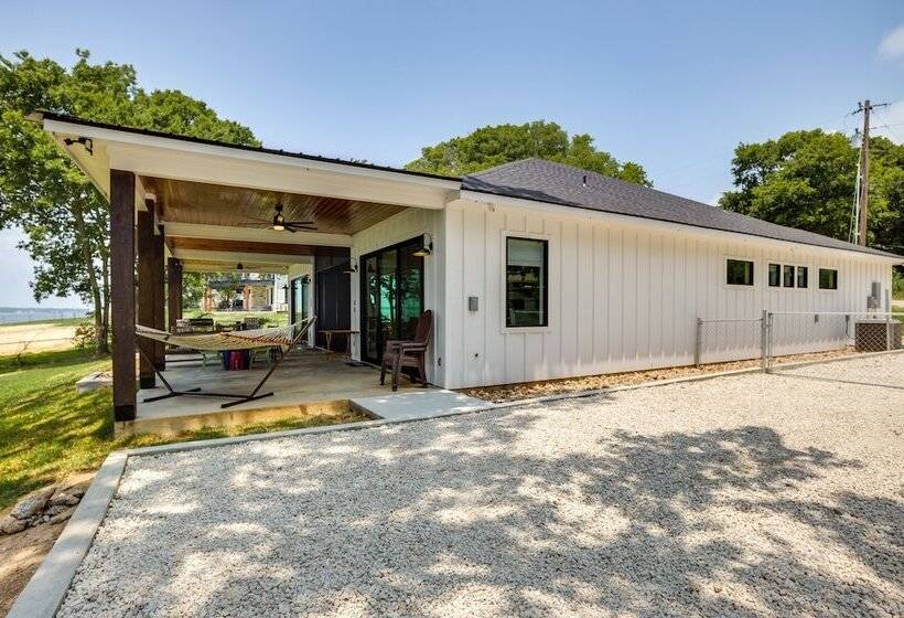 Lakefront Onalaska Home W/ Screened In Porch!