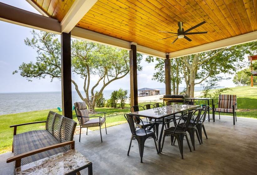 Lakefront Onalaska Home W/ Screened In Porch!