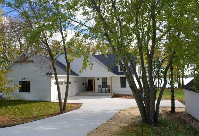 Kayaks & Dock: Lakefront Retreat In Alexandria