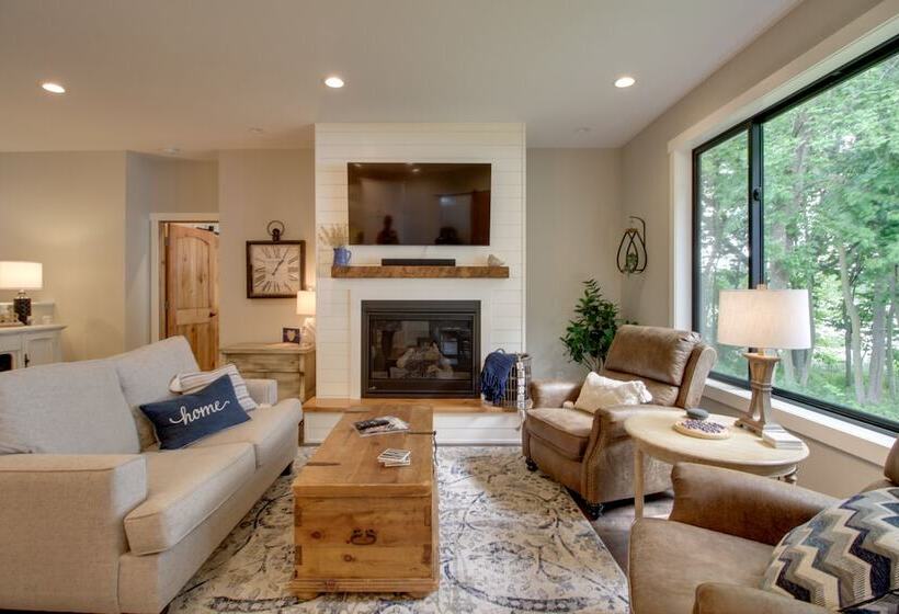 Kayaks & Dock: Lakefront Retreat In Alexandria