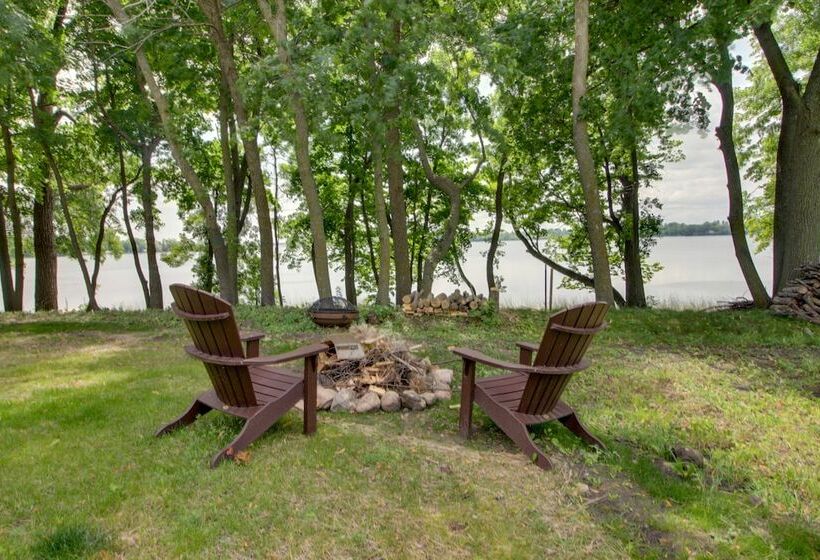 Kayaks & Dock: Lakefront Retreat In Alexandria