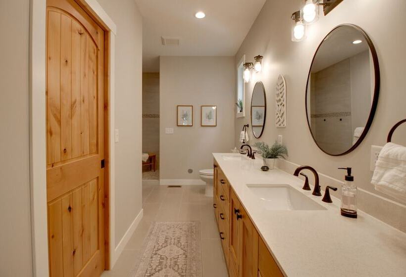 Kayaks & Dock: Lakefront Retreat In Alexandria