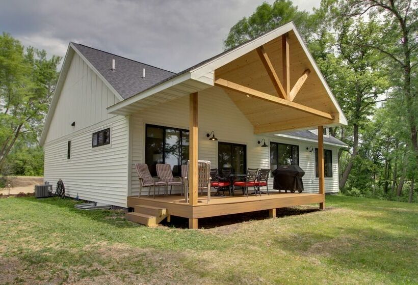Kayaks & Dock: Lakefront Retreat In Alexandria