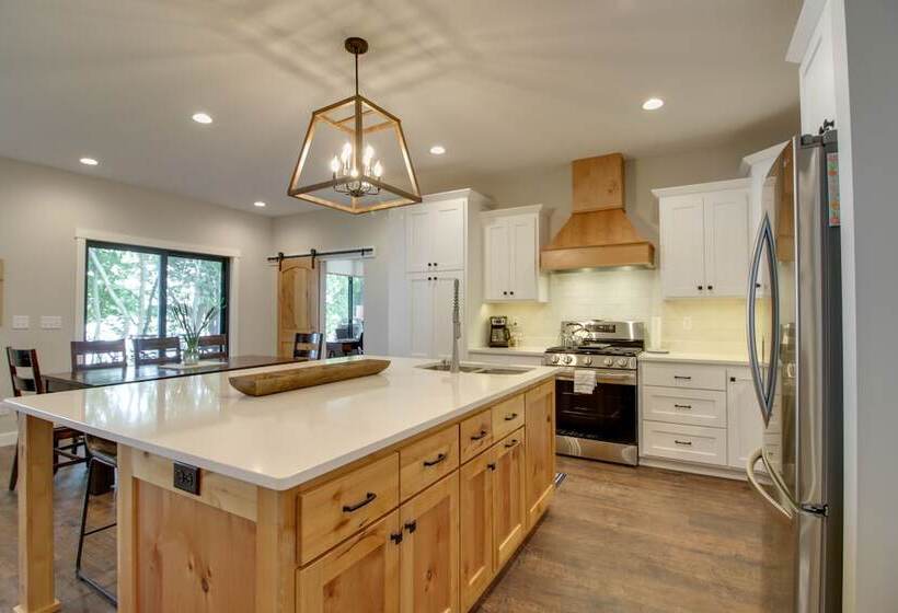 Kayaks & Dock: Lakefront Retreat In Alexandria