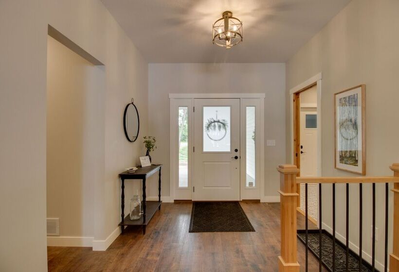 Kayaks & Dock: Lakefront Retreat In Alexandria