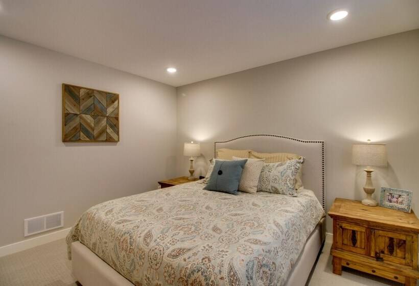 Kayaks & Dock: Lakefront Retreat In Alexandria