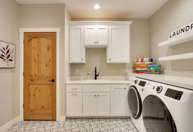 Kayaks & Dock: Lakefront Retreat In Alexandria