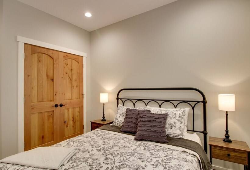 Kayaks & Dock: Lakefront Retreat In Alexandria