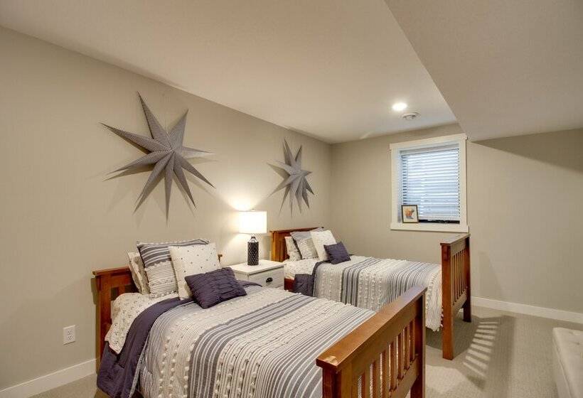 Kayaks & Dock: Lakefront Retreat In Alexandria