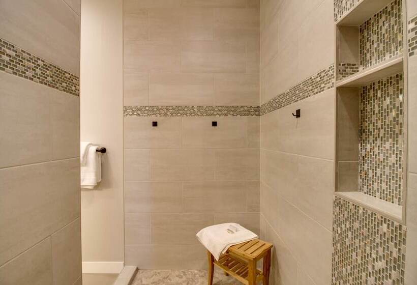 Kayaks & Dock: Lakefront Retreat In Alexandria