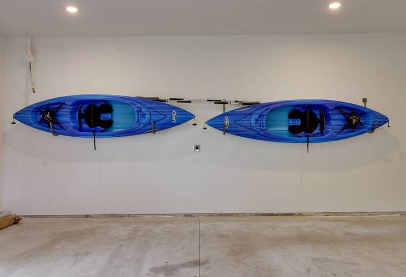 Kayaks & Dock: Lakefront Retreat In Alexandria
