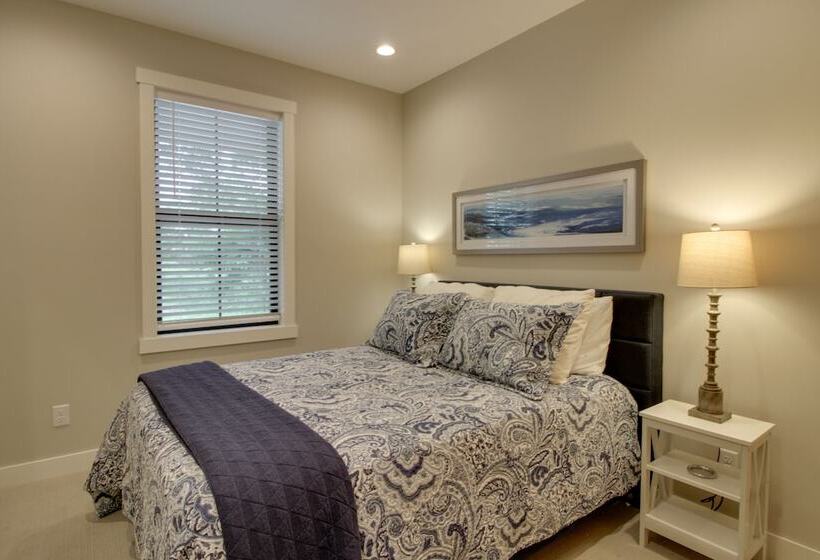 Kayaks & Dock: Lakefront Retreat In Alexandria