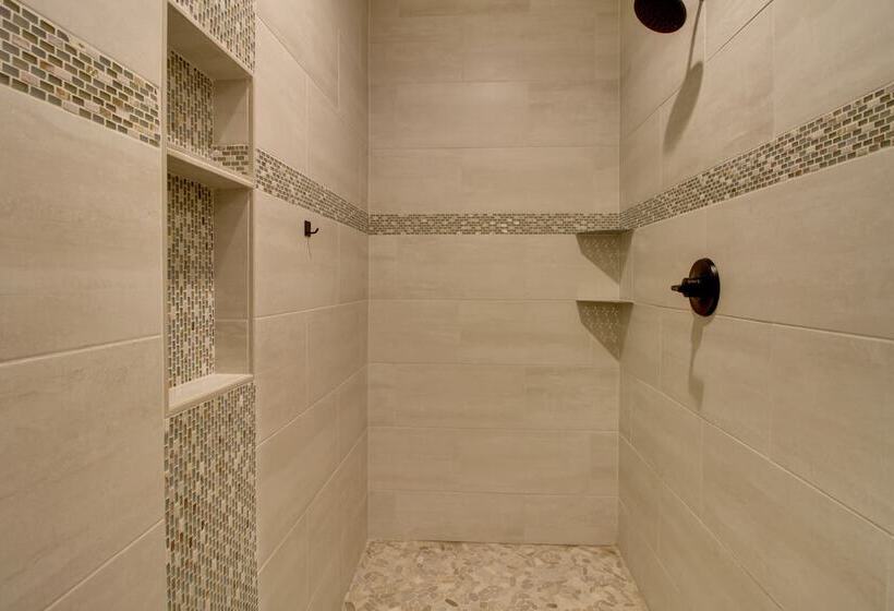 Kayaks & Dock: Lakefront Retreat In Alexandria