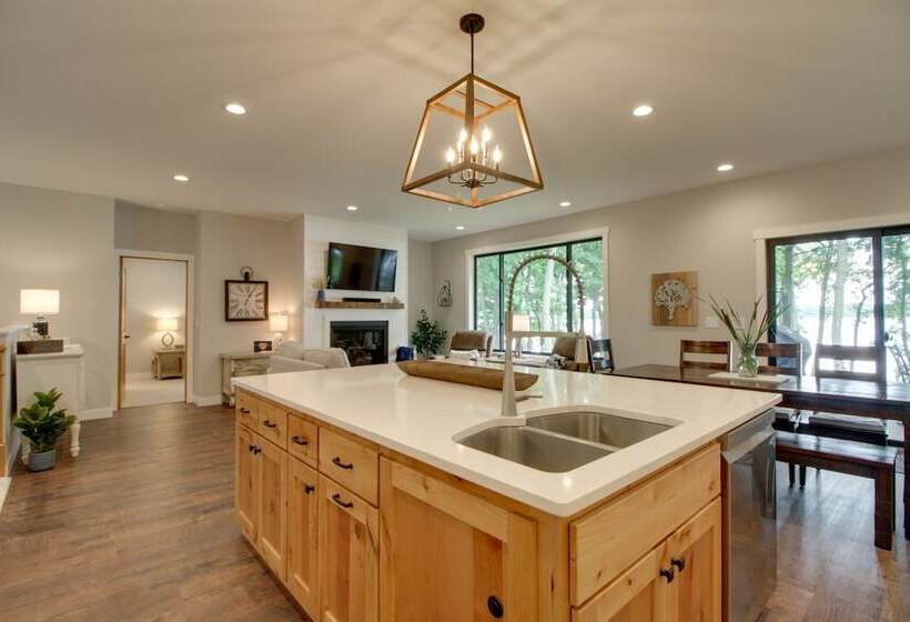 Kayaks & Dock: Lakefront Retreat In Alexandria