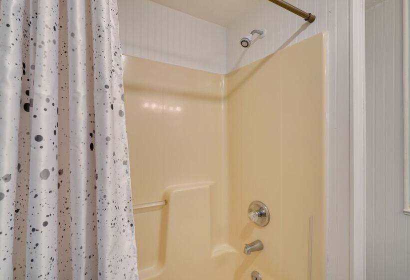 Lakefront Spring City Retreat W/ Boat Dock!