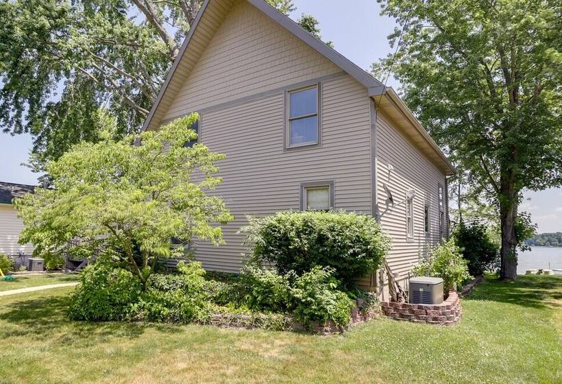 Lakefront Vandalia Home W/ Boat Dock & Gas Grill!