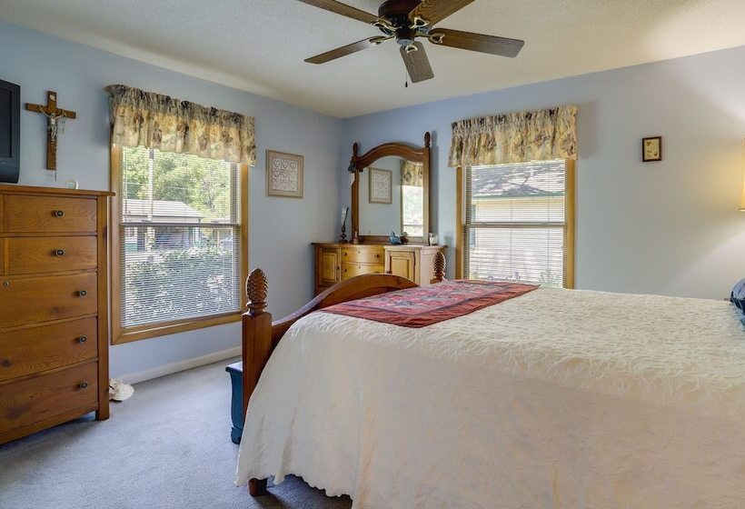 Lakefront Vandalia Home W/ Boat Dock & Gas Grill!