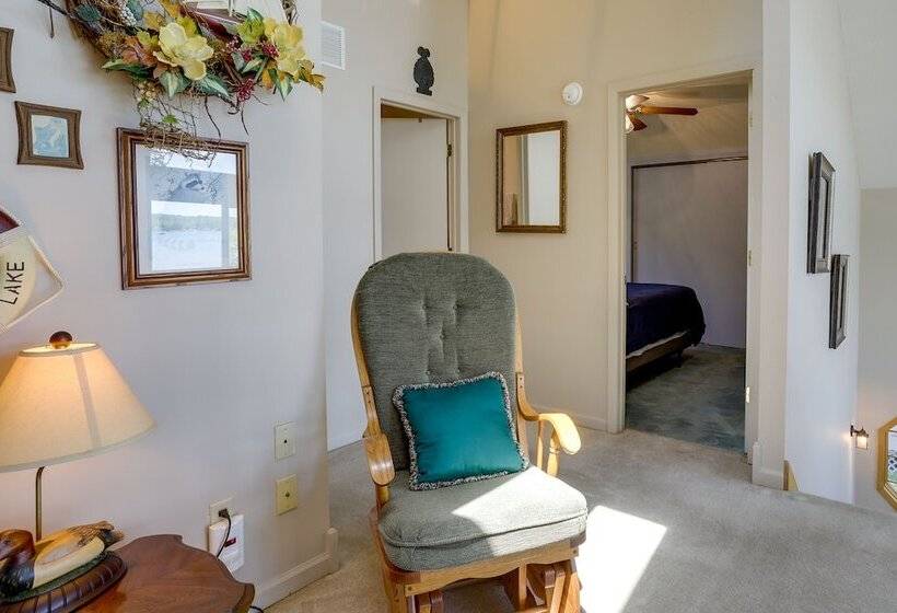 Lakefront Vandalia Home W/ Boat Dock & Gas Grill!