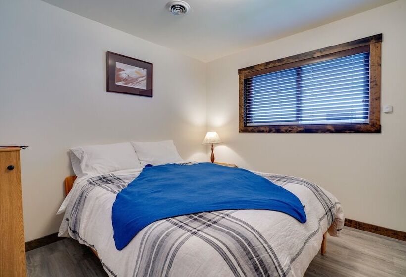 Lakefront Washington Home W/ Private Pool & Sauna