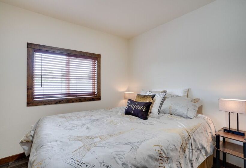 Lakefront Washington Home W/ Private Pool & Sauna