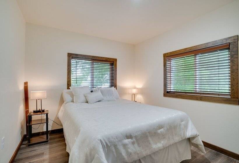 Lakefront Washington Home W/ Private Pool & Sauna