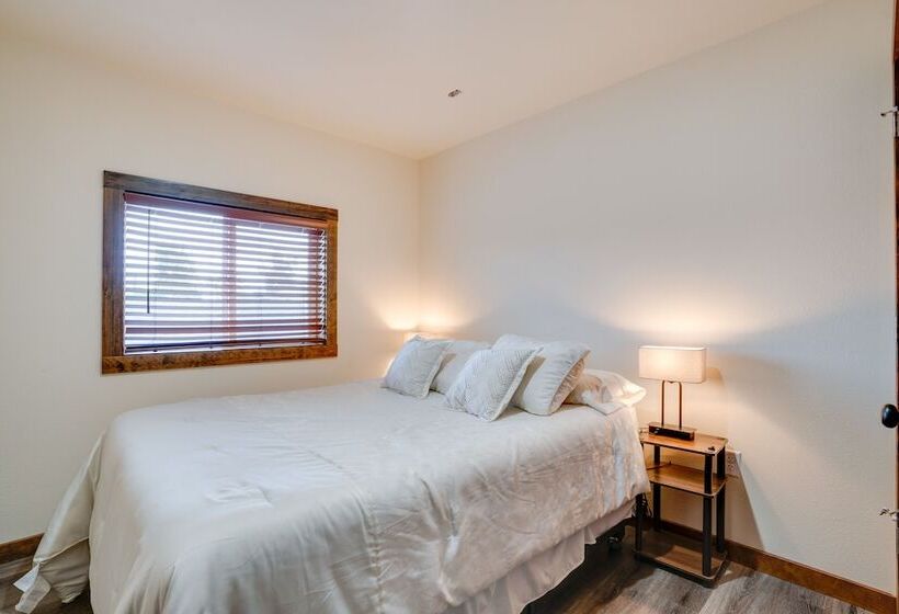 Lakefront Washington Home W/ Private Pool & Sauna