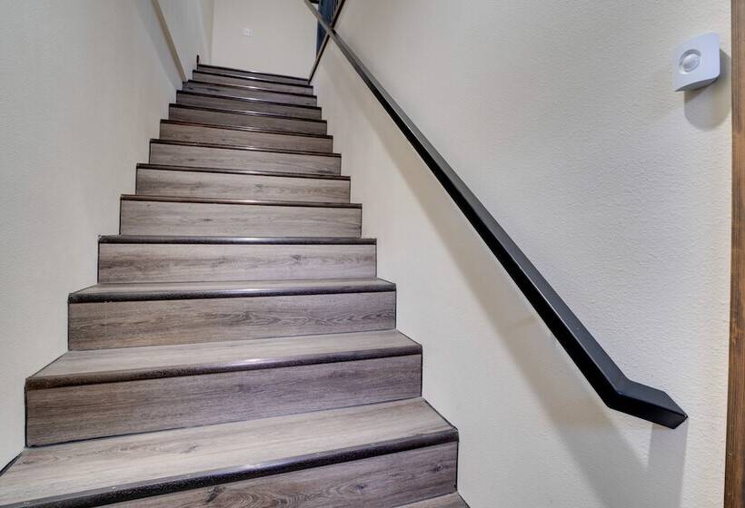 Lakefront Washington Home W/ Private Pool & Sauna