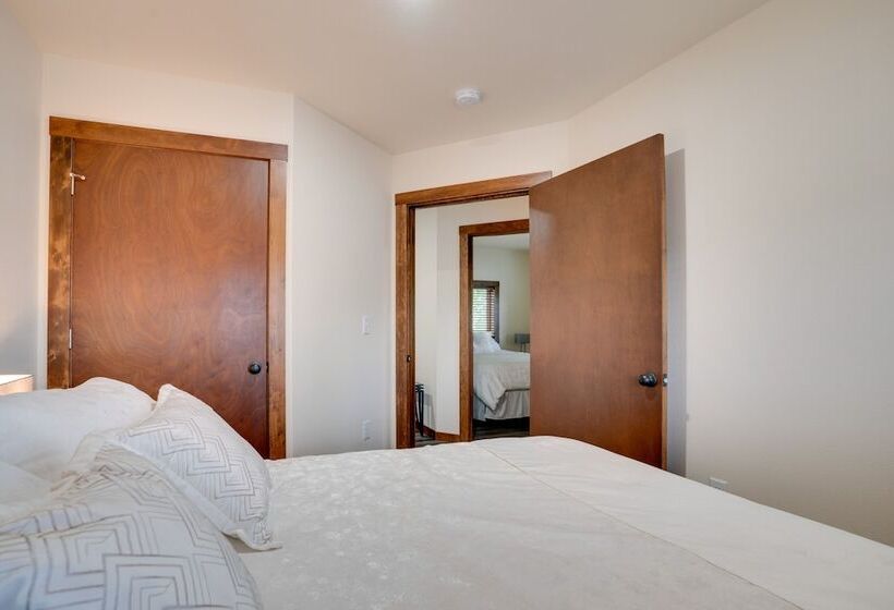 Lakefront Washington Home W/ Private Pool & Sauna