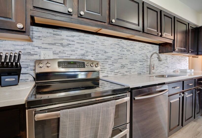 Lakefront Washington Home W/ Private Pool & Sauna