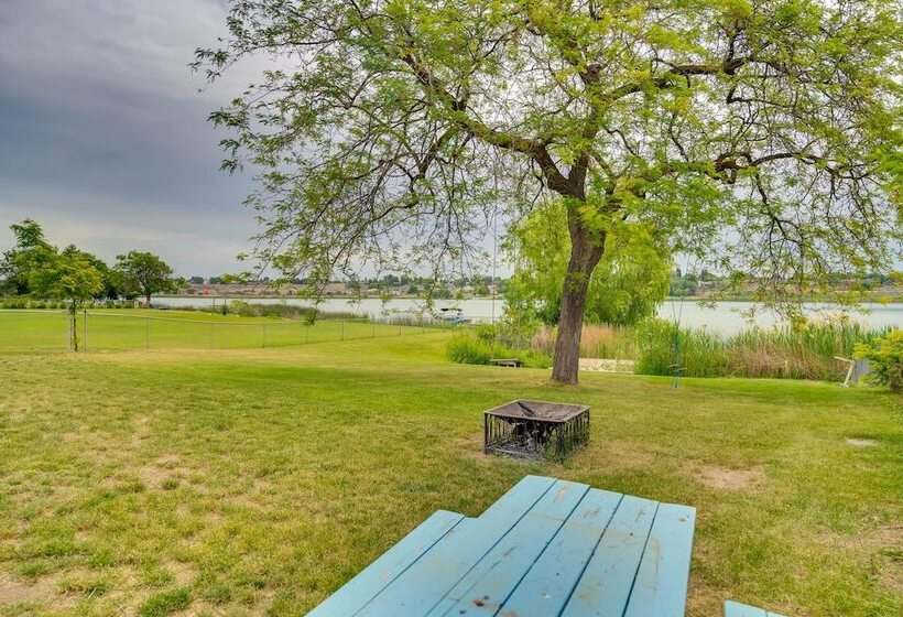 Lakefront Washington Home W/ Private Pool & Sauna