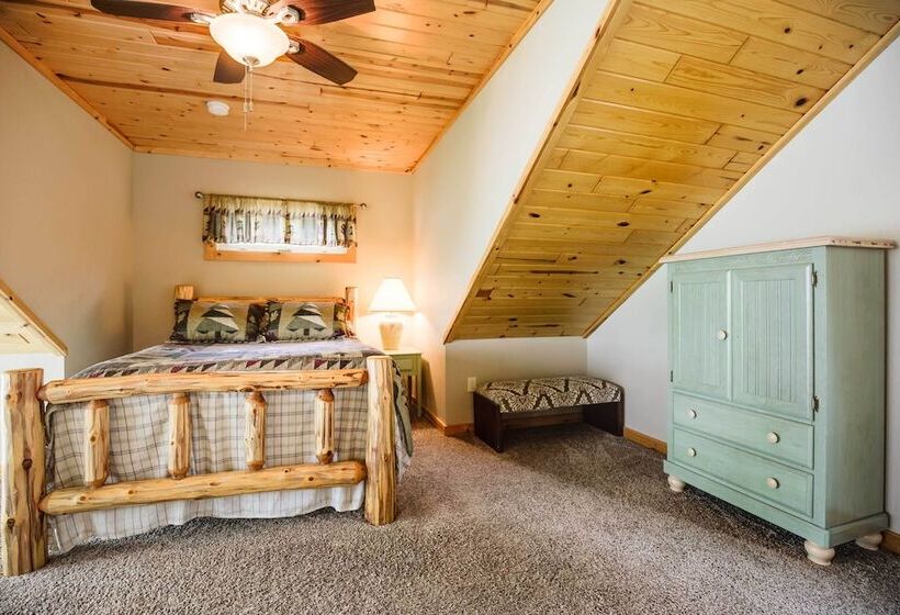 Lakefront Wisconsin Cabin: Dock, Walk To Beach!