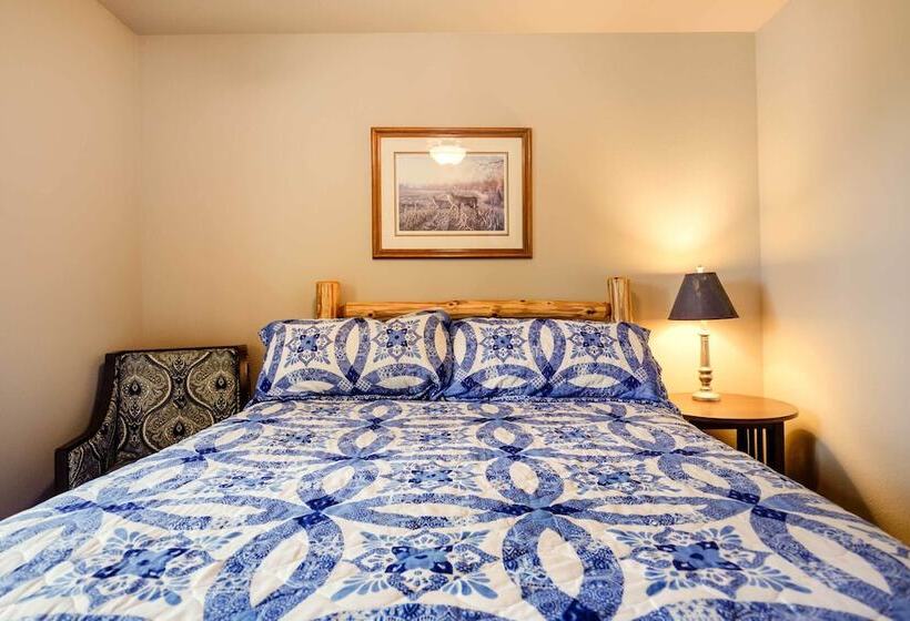 Lakefront Wisconsin Cabin: Dock, Walk To Beach!