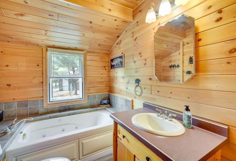 Lakefront Wisconsin Home   Deck, Fire Pit & Kayaks