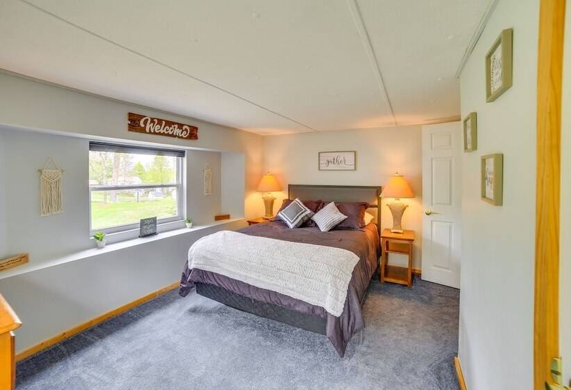 Lakefront Wisconsin Home W/ Boat Dock & Fire Pit!