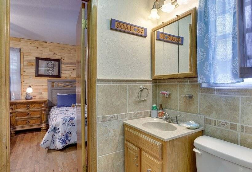 Lawton Home W/ Deck, Near Casinos + Museums!