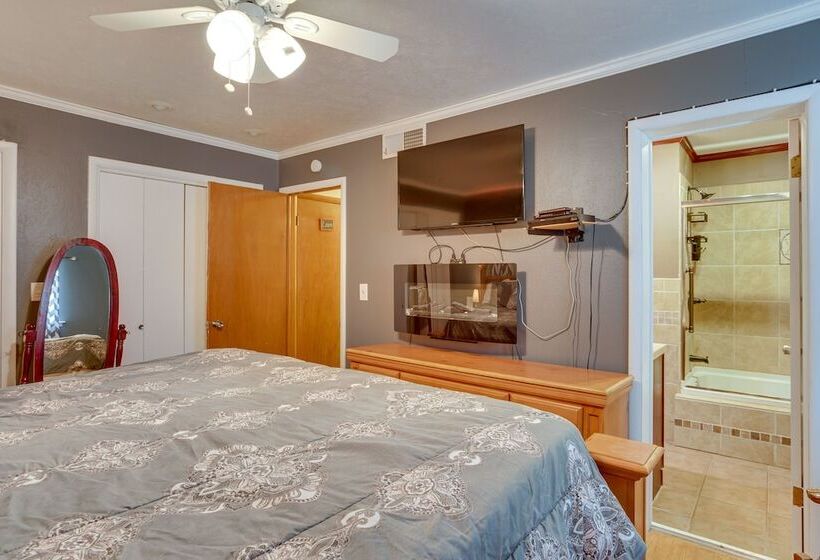 Lawton Home W/ Deck, Near Casinos + Museums!