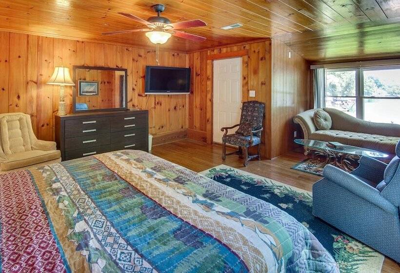 Hot Tub & Boat Dock: Lovely Lake Lure Retreat